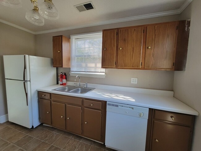 Building Photo - 2 Bedroom House off of Ogelthorpe Avenue