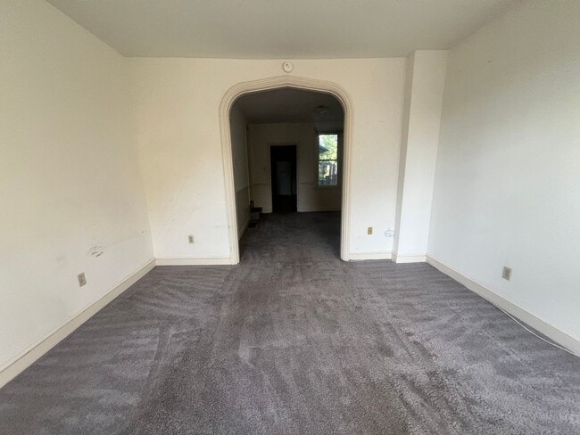 Building Photo - 2-bedroom, 1.5-bathroom home located in th...