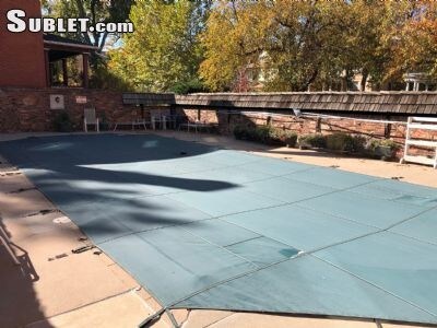 Swimming pool - 1260 York St