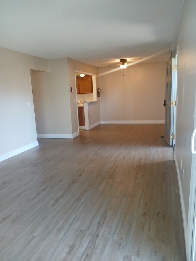 Building Photo - 775 Kingston Dr