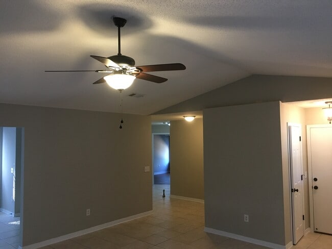 Building Photo - 5980 Savannah Dr