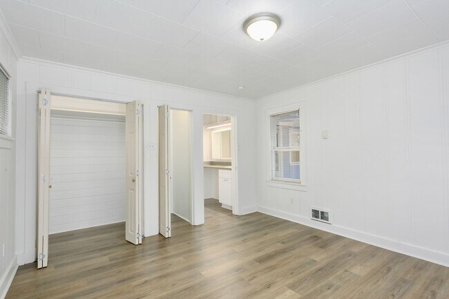 Building Photo - 2BR Upstairs Unit with Mountain Views & Private Yard – Tacoma Living at Its Best