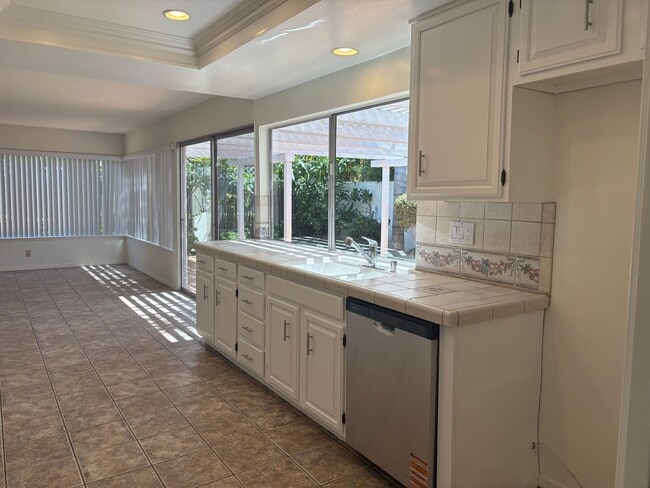Building Photo - Spacious 5 bedroom 2 1/2 bathroom Westpark...