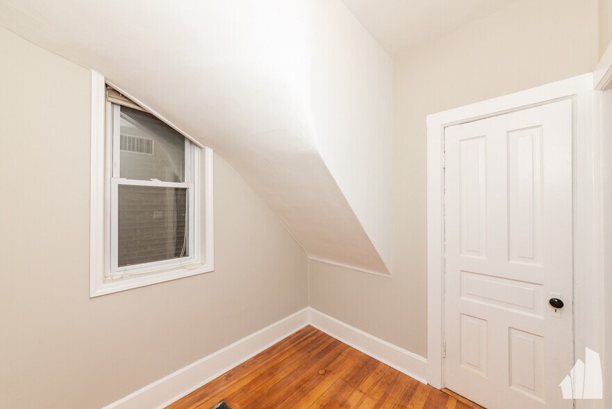 Building Photo - 2334 N Southport Ave