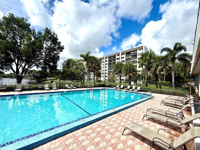 Building Photo - 1266 S Military Trail