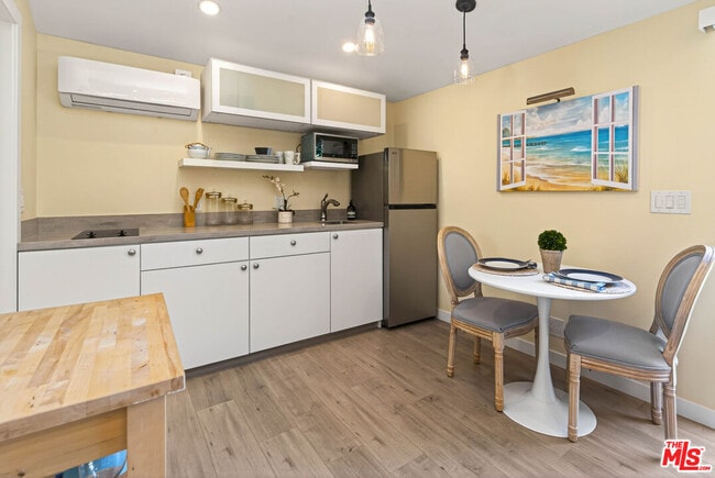 Building Photo - 777 El Medio Ave