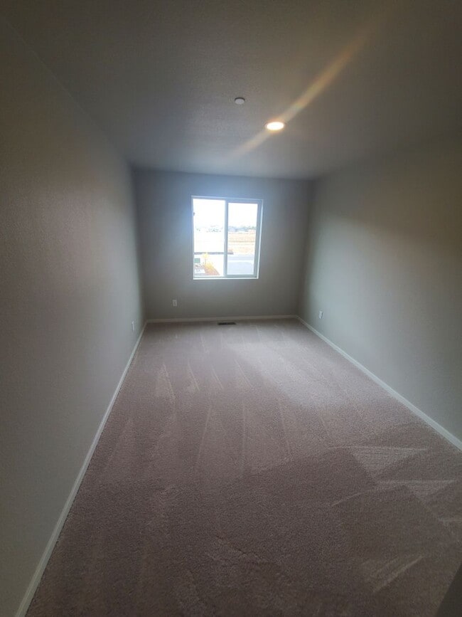 Building Photo - Updated and Bright 3 Bedroom Townhouse in Greeley!