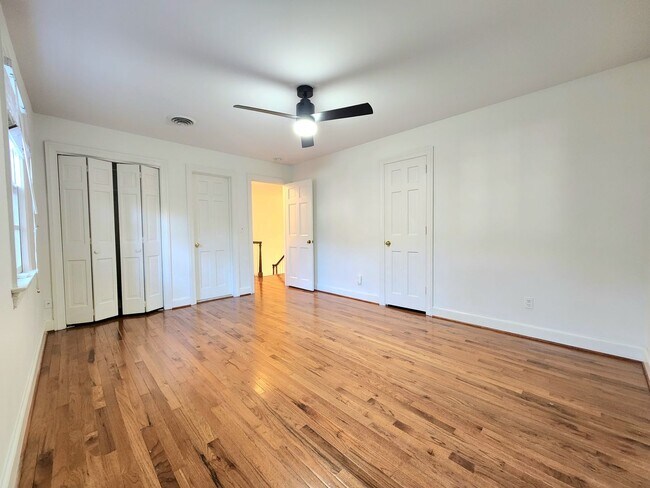 Building Photo - Sprawling Home in Bay Colony