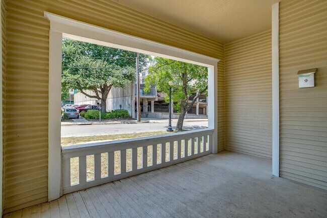 Building Photo - Large 4 Bed, 2 Bath in the heart of Histor...