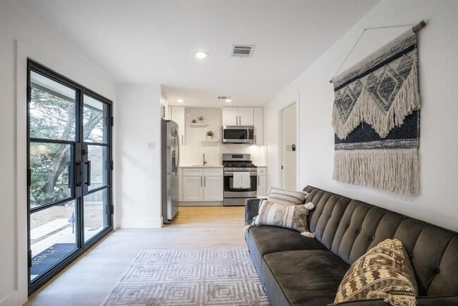 Building Photo - 2001 Wychwood Dr