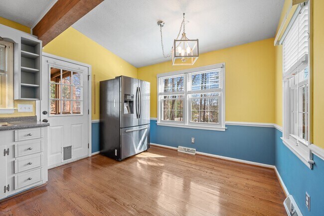 Building Photo - 3 Bedroom House in Forest