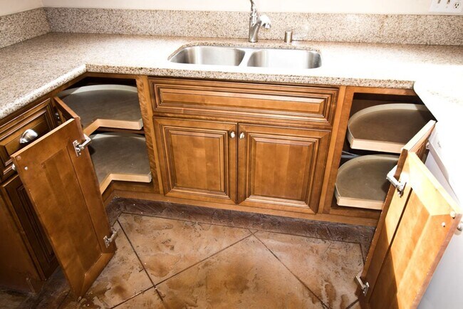 Building Photo - Beautiful 4BR/3 Full BA single family home with large yard