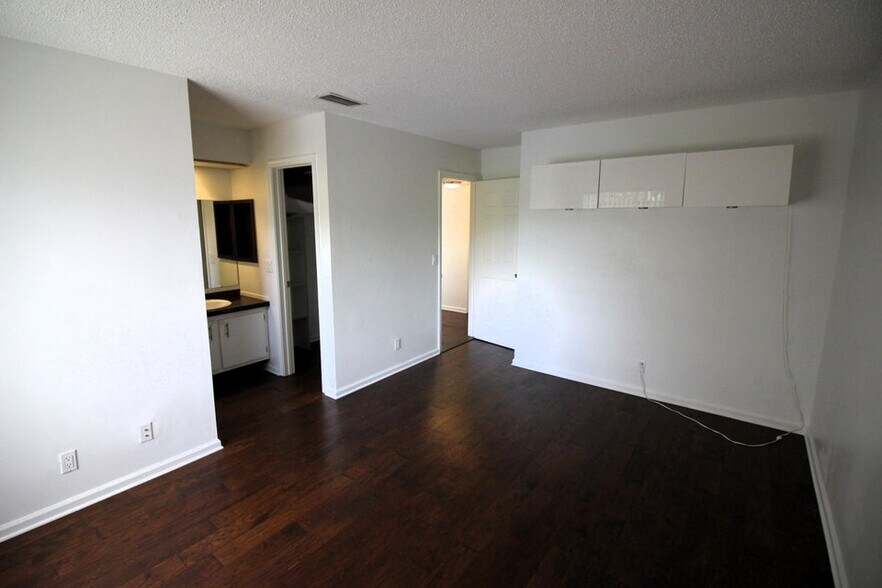 Building Photo - 4205 Oak Terrace Dr