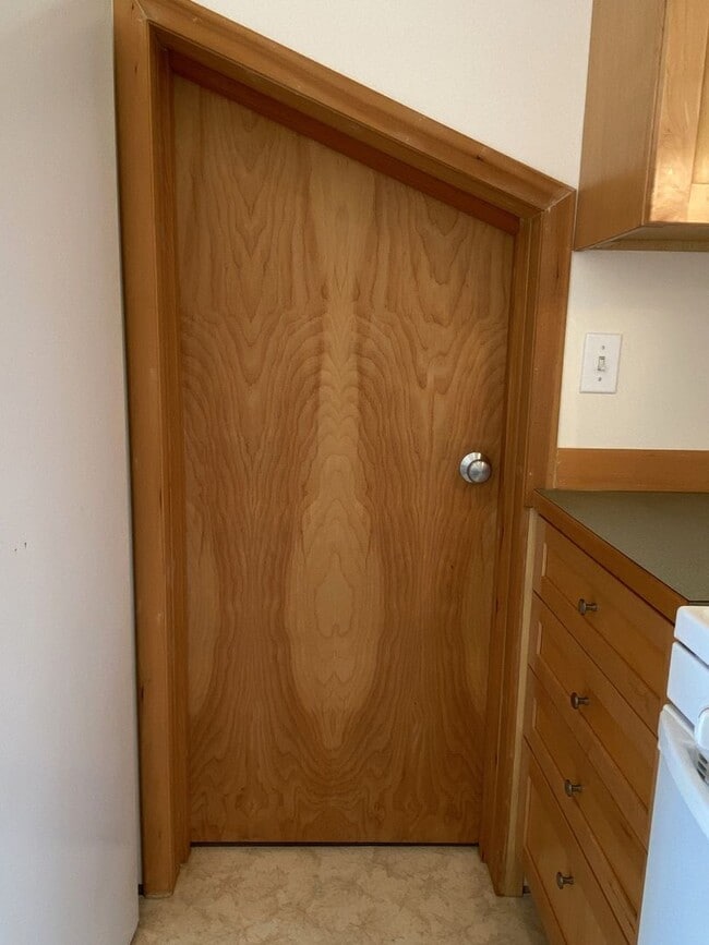 Building Photo - Townhouse On Private Drive In White Salmon, WA