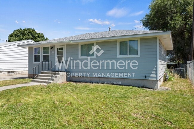 Building Photo - Welcome to this charming 3-bedroom, 1-bath...