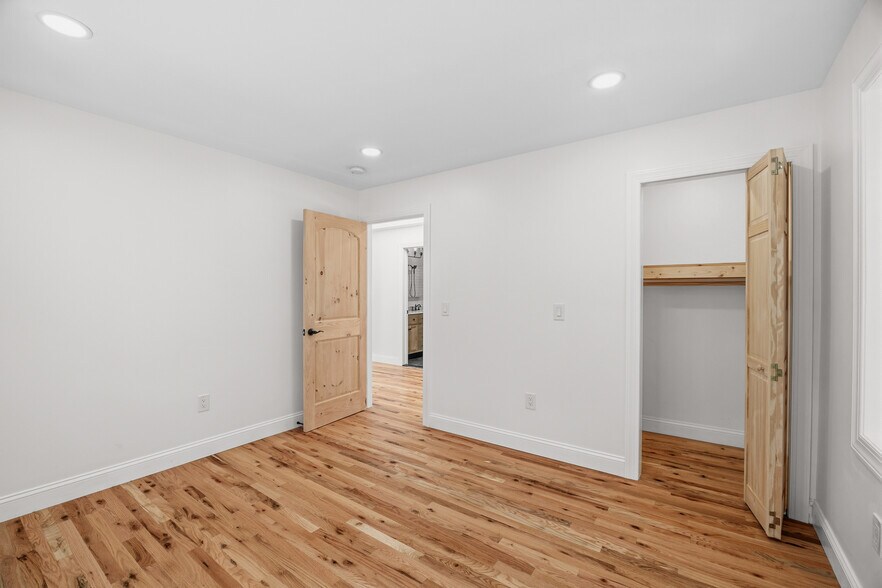 Building Photo - 131 W Walnut Ln