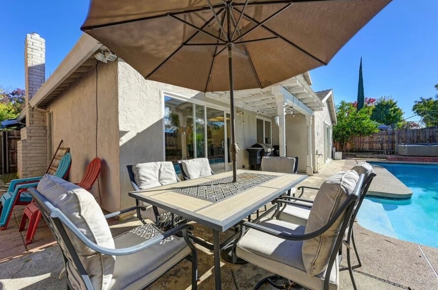 Building Photo - 9348 Blue Oak Dr