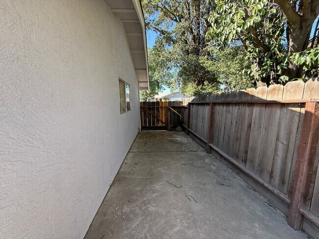 Building Photo - Single story home in east Modesto!