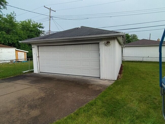 Building Photo - Beautiful, sprawling, brick ranch - $1700/mo