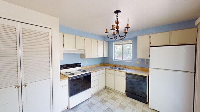 Building Photo - 2 bedroom duplex in quiet cul-de-sac