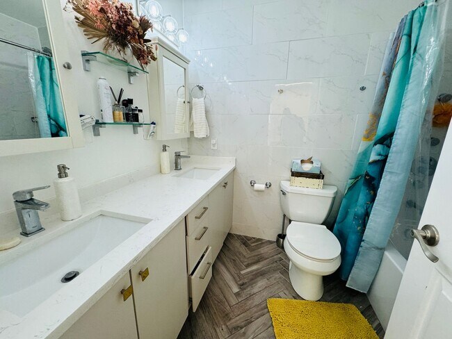 Building Photo - Spacious 3 Bedroom Townhouse