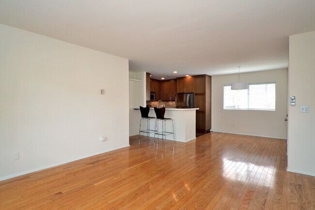 Building Photo - 9005 Cynthia St