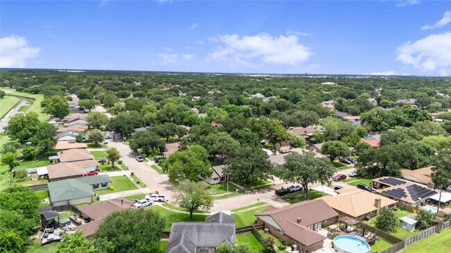 Building Photo - 3208 Woodstone Dr