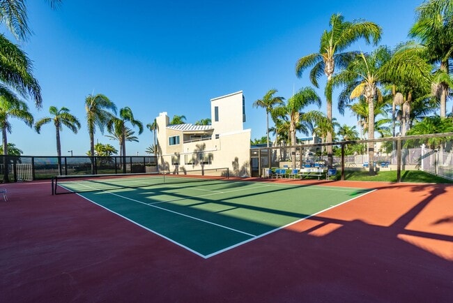 Building Photo - Stunning Waterfront Townhome in Huntington Beach!