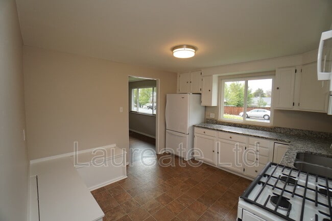 Building Photo - 2258 W Maplewood Ave