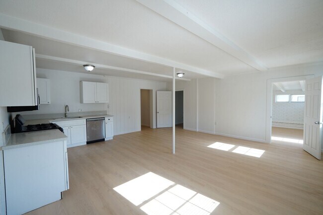 Building Photo - 1443 N Riverside Ave