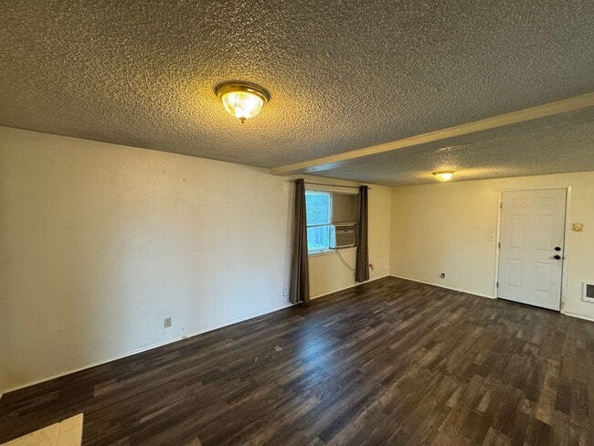 Building Photo - 3 Bedroom 2 Bath House in Santa Clara Area