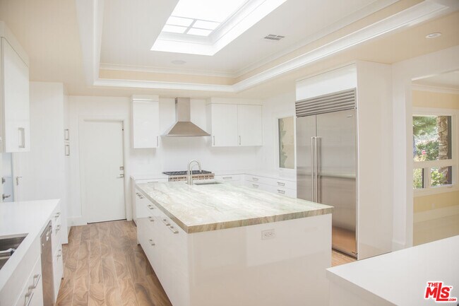 Building Photo - 17965 Seabreeze Dr
