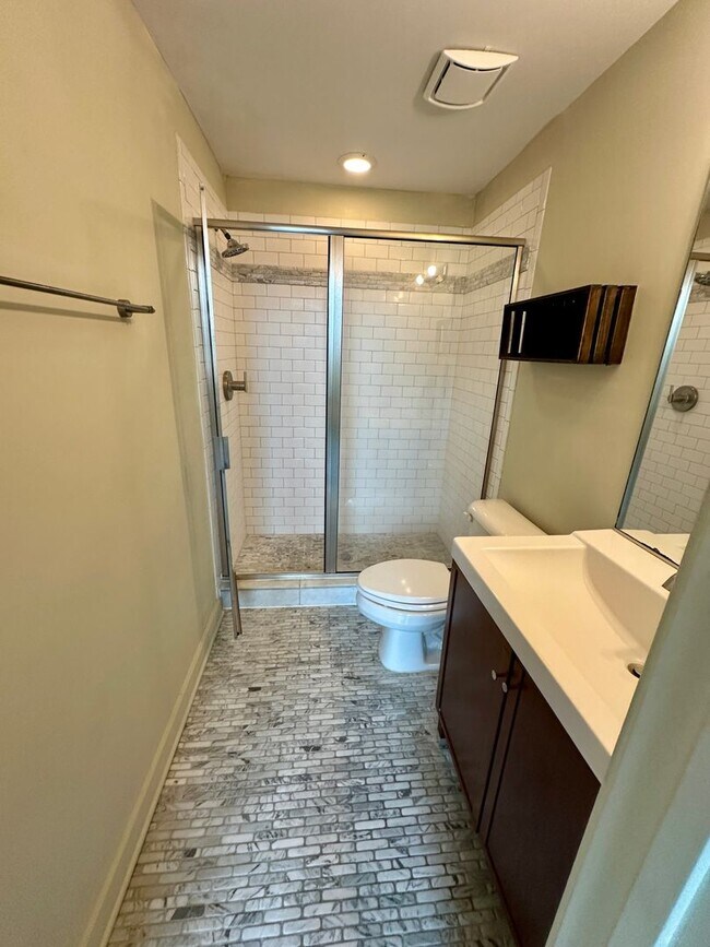 Building Photo - 2 BED | 2.5 BATH | URBAN CONDO | DOWNTOWN ...