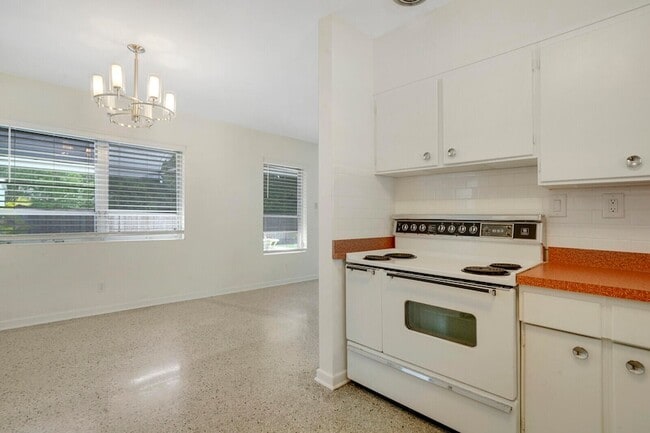 Building Photo - 3410 Poinsettia Ave