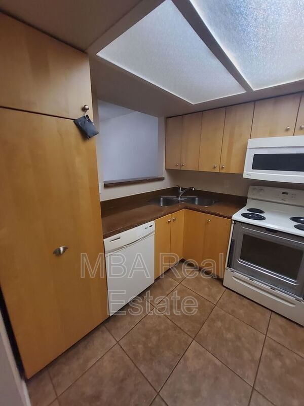 Building Photo - 908 S Casitas Dr