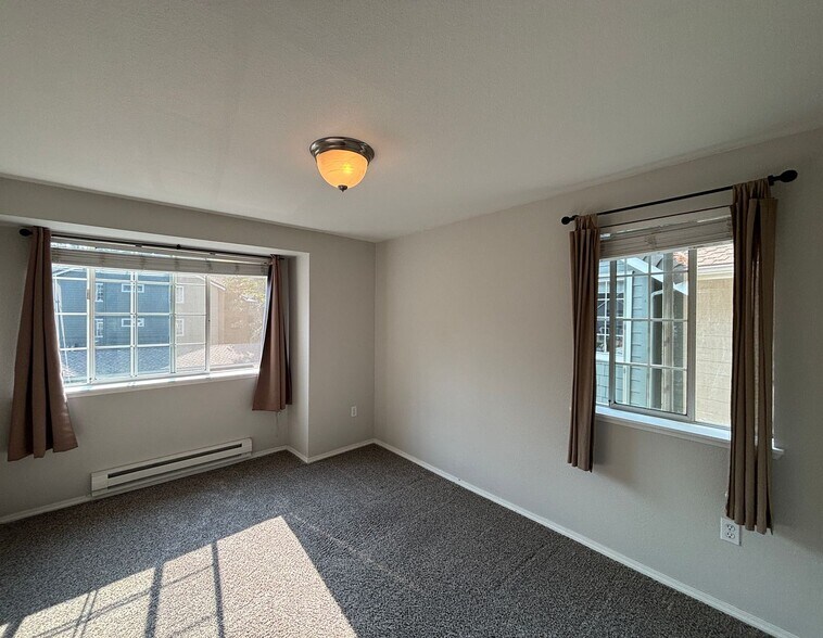 Building Photo - TWO FREE WEEKS - Country Club Condo!