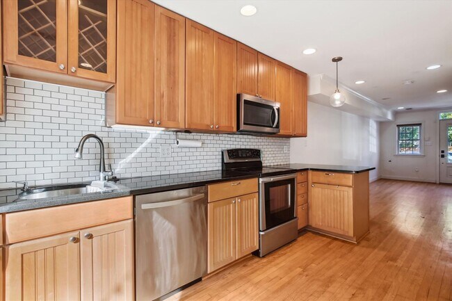 Building Photo - Spiffy 3 Bedroom, 2 Full Bathroom Rowhome just steps from Lincoln Park!!