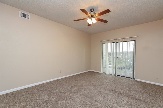 Building Photo - 17417 Red Oak Dr