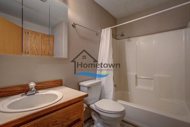 Building Photo - Very Nice 2 Bed Home with Fully Fenced Bac...