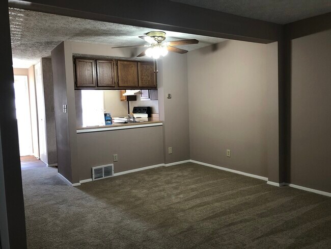 Building Photo - Townhome with basement!