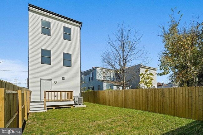 Building Photo - 4421 Kane Pl NE