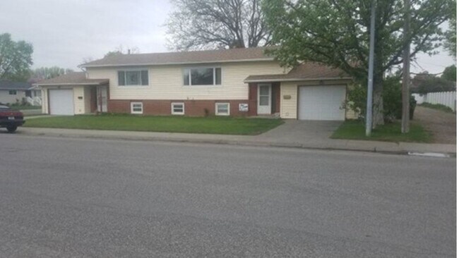 Building Photo - Spacious 3BD/2BA Duplex with Garage in Pri...