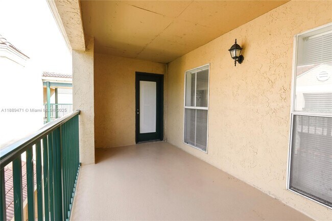 Building Photo - 833 Riverside Dr