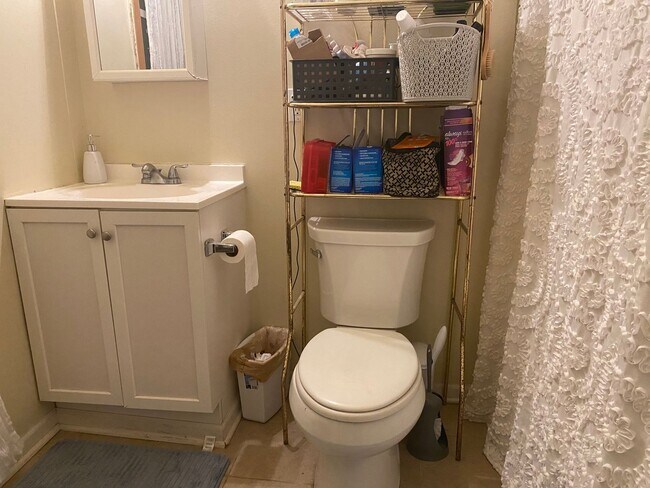 Building Photo - 2704 E Hartford Ave