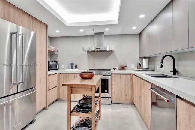 Building Photo - 1627 Brickell Ave