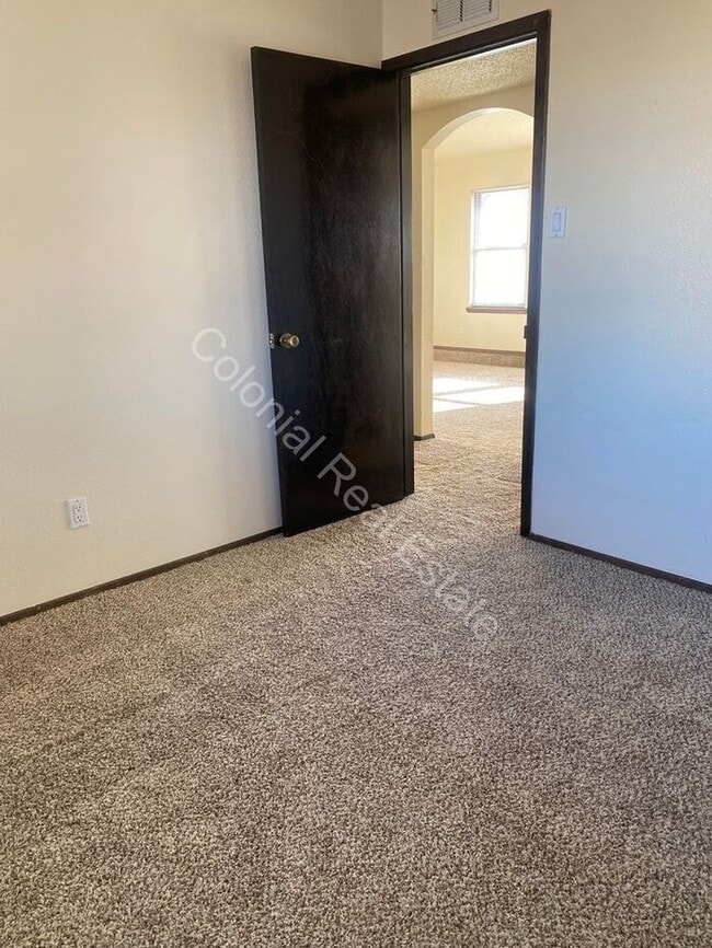 Building Photo - 3 bed 2 bath single family home, washer dryer hookups, and single attached one car garage included