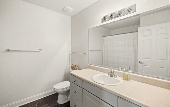 Building Photo - 759 Majestic Dr