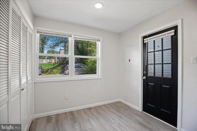 Building Photo - 906 Elfin Ave