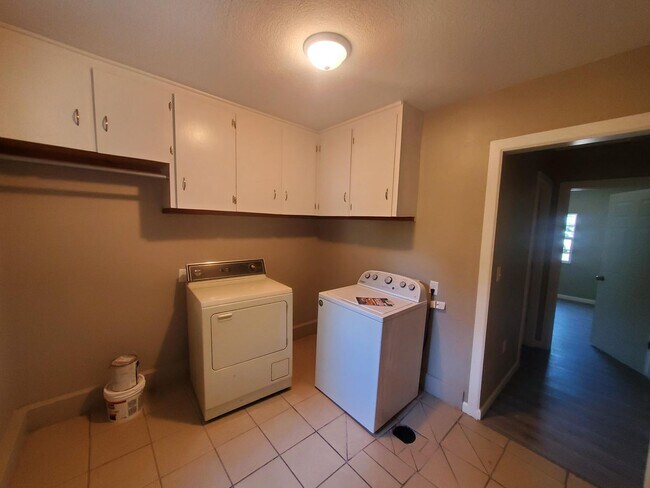 Building Photo - Single family home Recently renovated, mov...