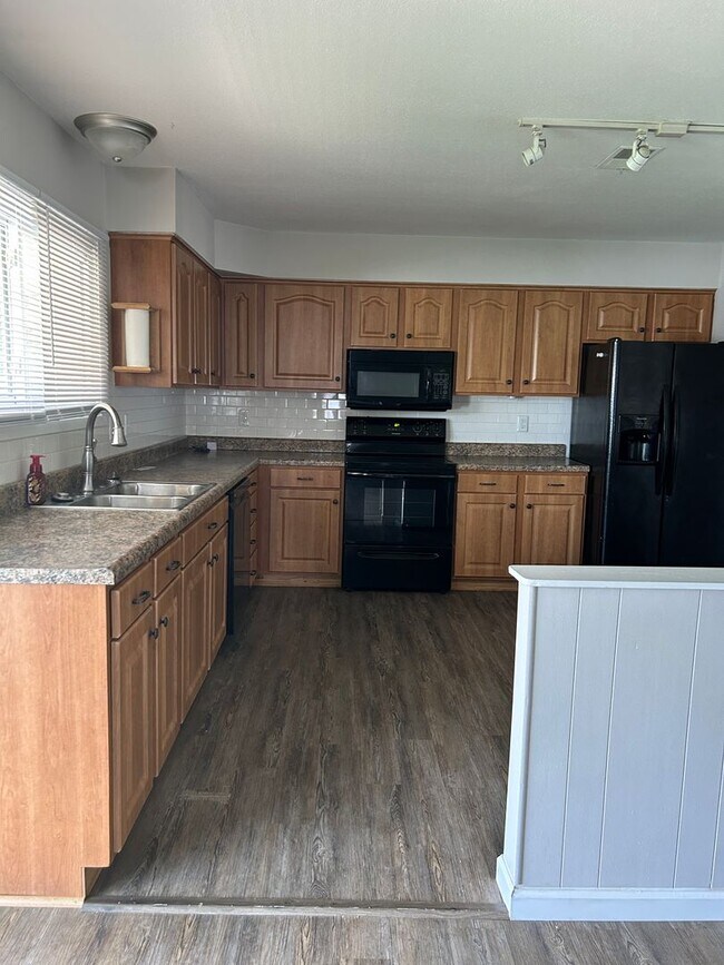 Building Photo - 537 Windrift Dr